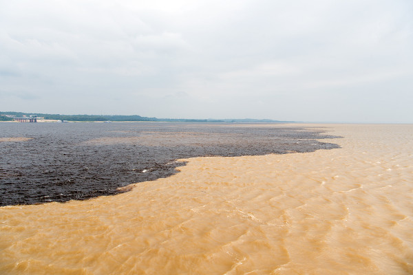 Encontro das águas do rio Negro com o rio Solimões na região Norte