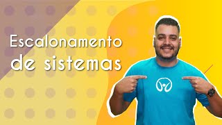 Professor ao lado do escrito "Escalonamento de Sistemas" em fundo amarelo.
