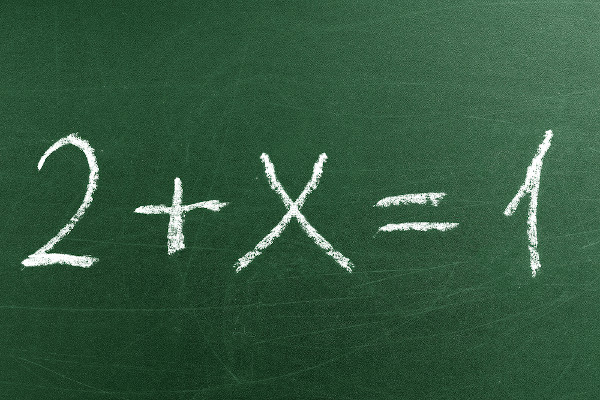 Equação do primeiro grau 2 + x = 1 escrita com giz em um quadro-negro. Equação do primeiro grau 2 + x = 1 escrita com giz em um quadro-negro.