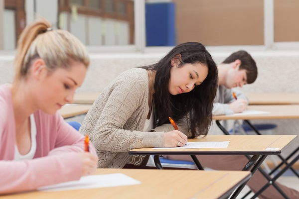 Estudantes brancas fazendo prova