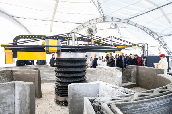Impressora 3D construindo paredes de uma edificação na Rússia.[1]