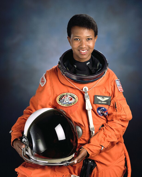 Fotografia de Mae Jemison, uma das mulheres negras inspiradoras e a primeira mulher negra a ir para o espaço.