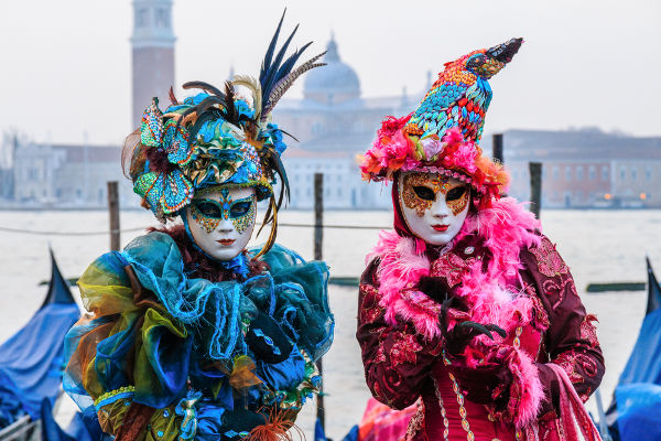 Pessoas fantasiadas no carnaval de Veneza.